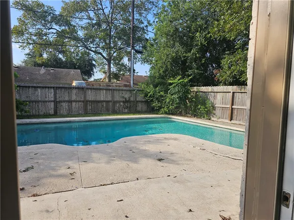 a view of a backyard