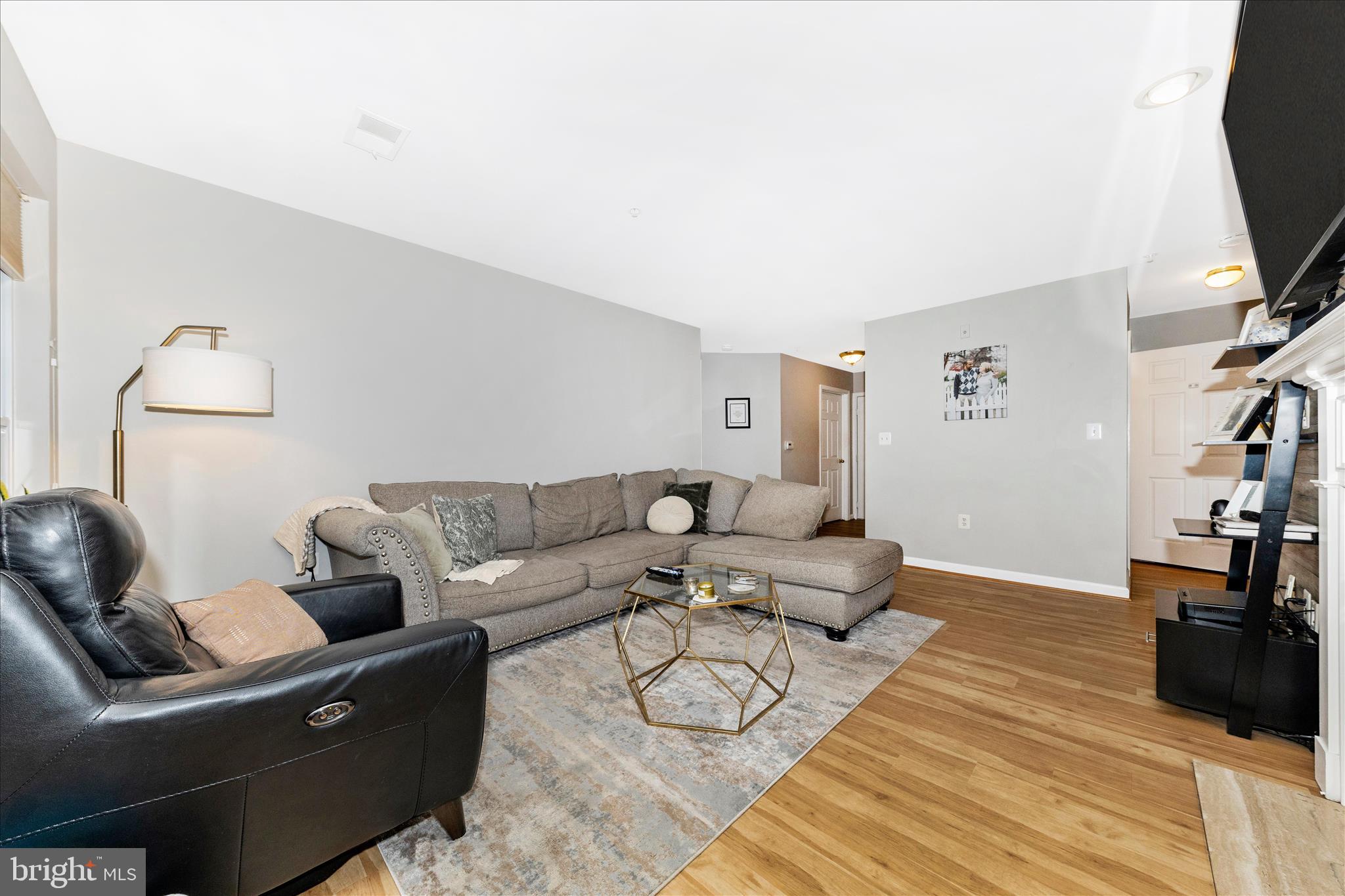 12012 Amber Ridge Circle, Unit B103 Germantown, MD 20876 - Photo 5 of 39 Living Room