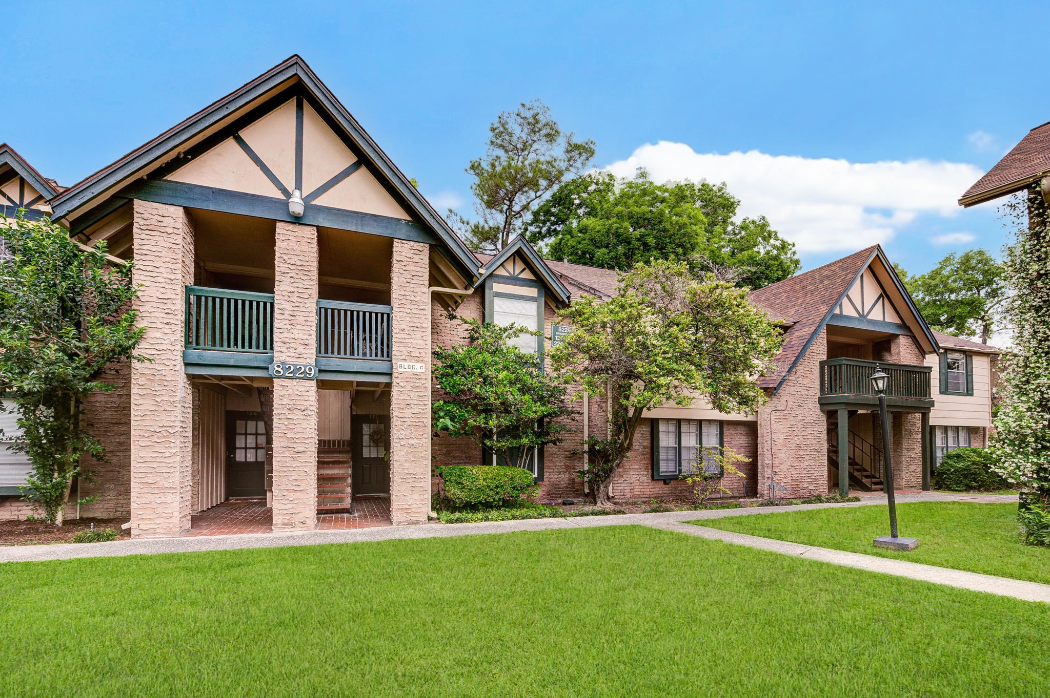8229 Kingsbrook Road, Unit 229 Houston, TX 77024 - Photo 2 of 50 Front View of Property
