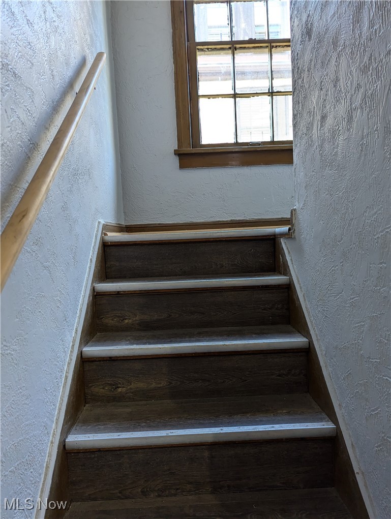 18518 Newell Road Beachwood, OH 44122 - Photo 22 of 24 Stairwell