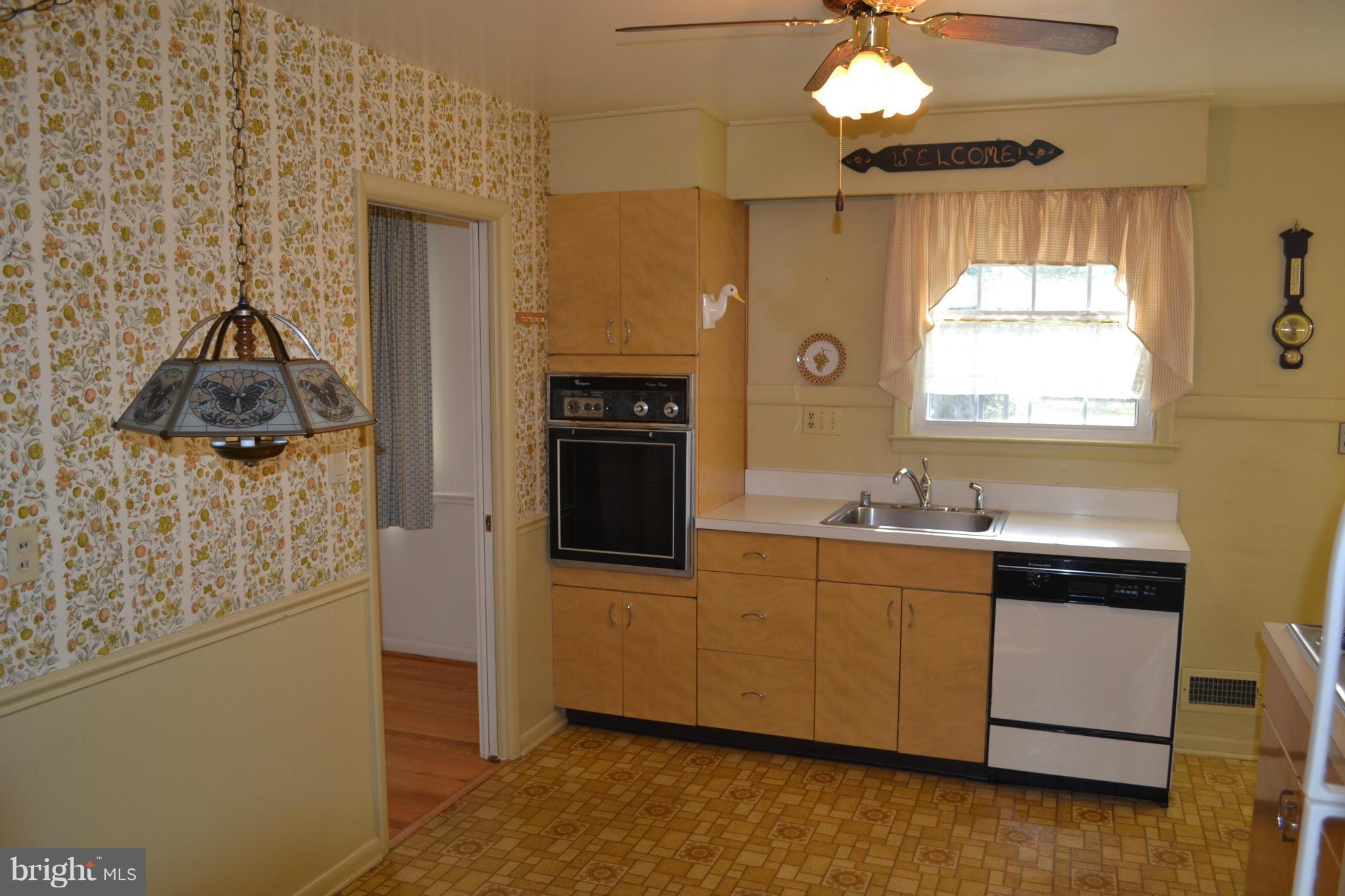 213 East Ridgely Road Lutherville-Timonium, MD 21093 - Photo 2 of 19 Kitchen