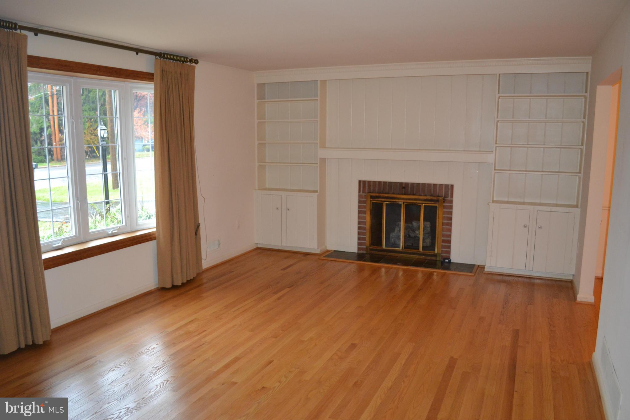 213 East Ridgely Road Lutherville-Timonium, MD 21093 - Photo 6 of 19 Living Room w/gas fireplace