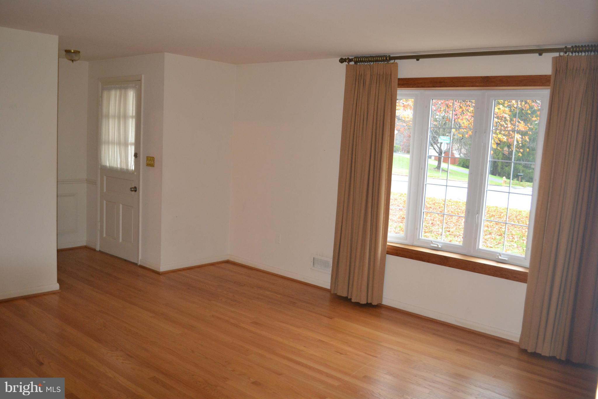 213 East Ridgely Road Lutherville-Timonium, MD 21093 - Photo 8 of 19 Living Room