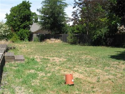 9 Creekside Court Santa Rosa, CA 95405 - Photo 6 of 11 10,000 sq. ft. lot - ready for a green thumb or a swimming pool. Level lot is very private & completely fenced.