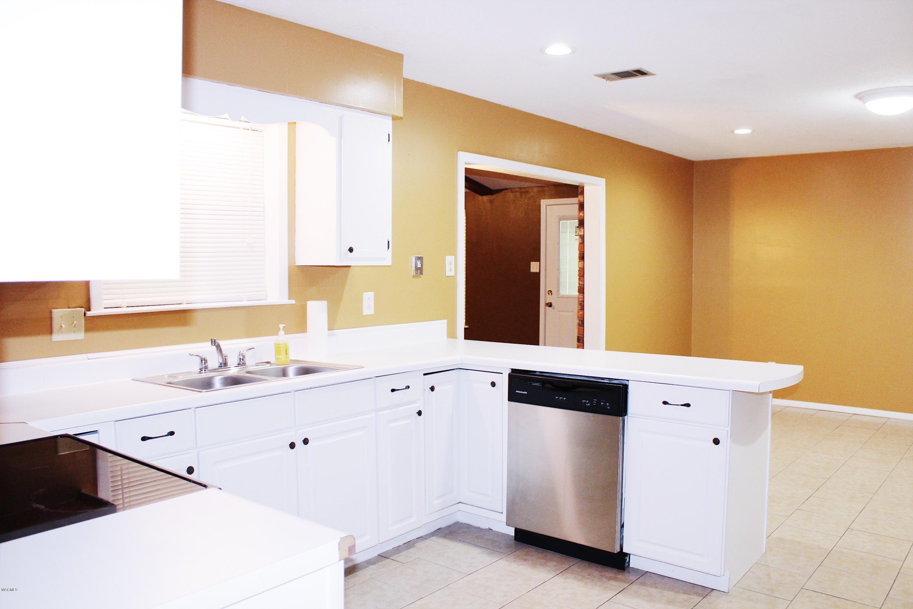4301 Rabby Street Moss Point, MS 39563 - Photo 5 of 20 IMG_6075
