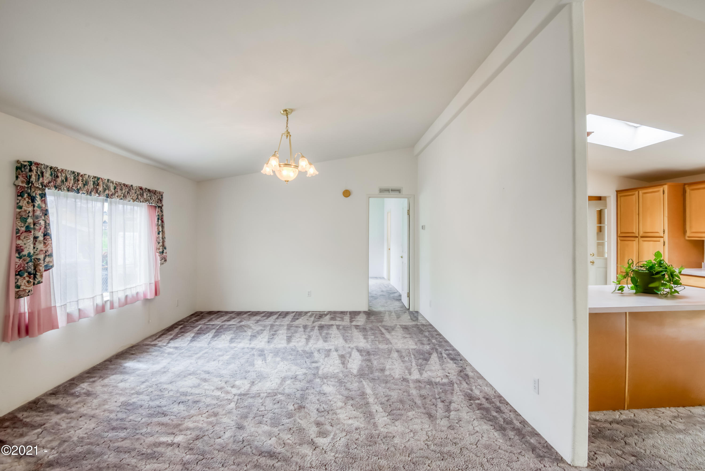1211 Southeast River Road Toledo, OR 97391 - Photo 21 of 48 Living Room