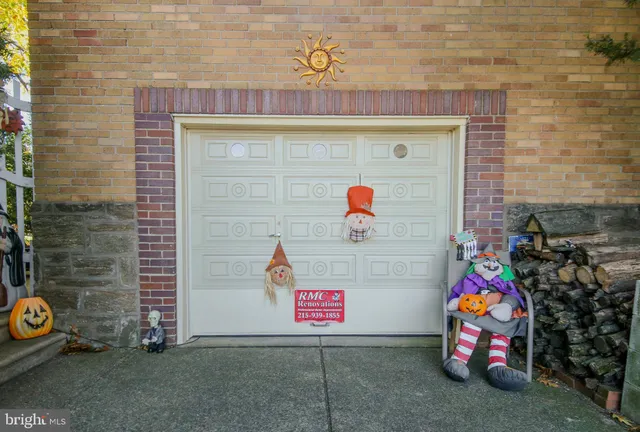 a view of a yard with plants and trees