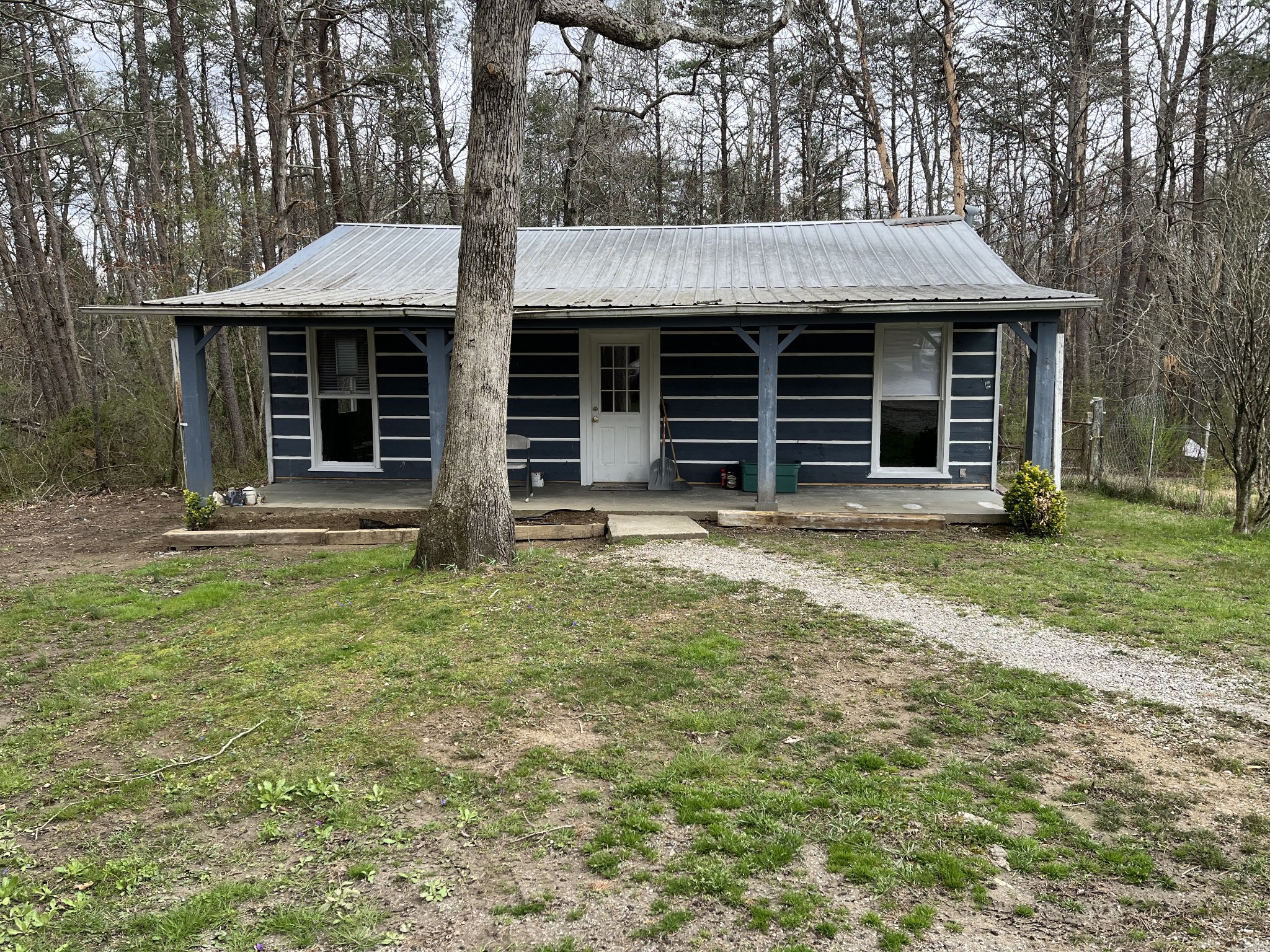 829 Highway 399 Palmer, TN 37365 - Photo 1 of 18 front view of a house with a yard