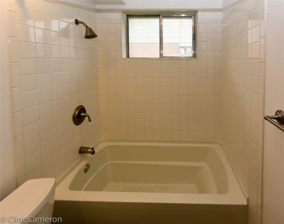 8005 Pinedale Cove, Unit B Austin, TX 78757 - Photo 14 of 22 a bathroom with a tub