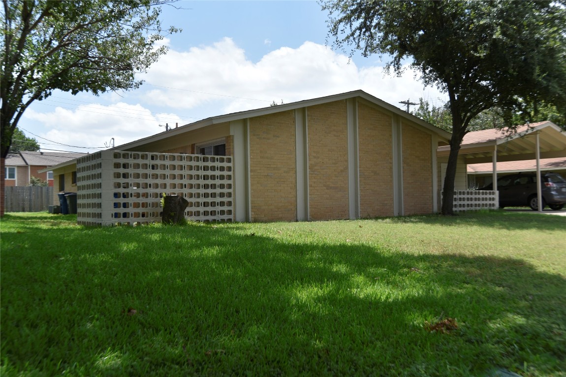 8005 Pinedale Cove, Unit B Austin, TX 78757 - Photo 21 of 22 a backyard of a house with lots of green space