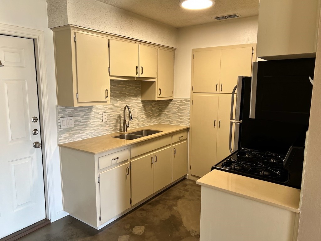 8005 Pinedale Cove, Unit B Austin, TX 78757 - Photo 4 of 22 a kitchen with a refrigerator sink and stove