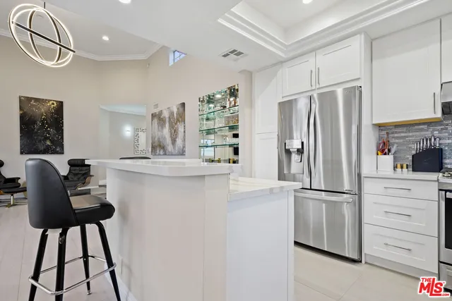 $5,600 | 10627 Ashton Avenue, Unit 302, Los Angeles, CA 90024