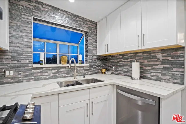 $5,600 | 10627 Ashton Avenue, Unit 302, Los Angeles, CA 90024