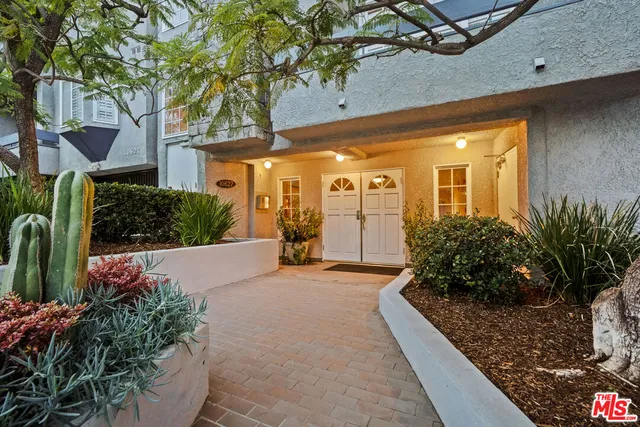 $5,600 | 10627 Ashton Avenue, Unit 302, Los Angeles, CA 90024