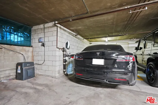 $5,600 | 10627 Ashton Avenue, Unit 302, Los Angeles, CA 90024