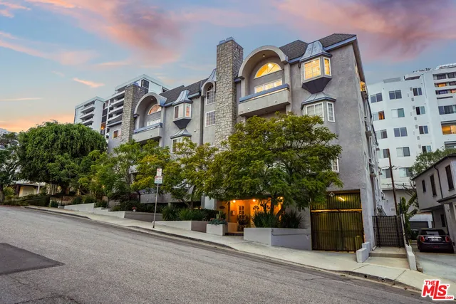 $5,600 | 10627 Ashton Avenue, Unit 302, Los Angeles, CA 90024