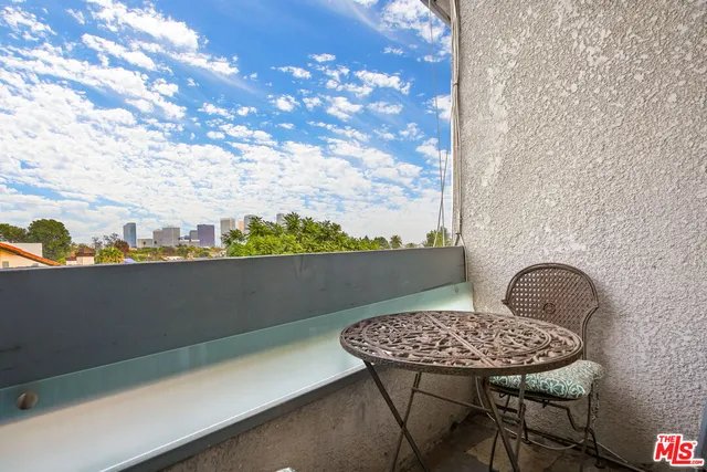 $5,600 | 10627 Ashton Avenue, Unit 302, Los Angeles, CA 90024