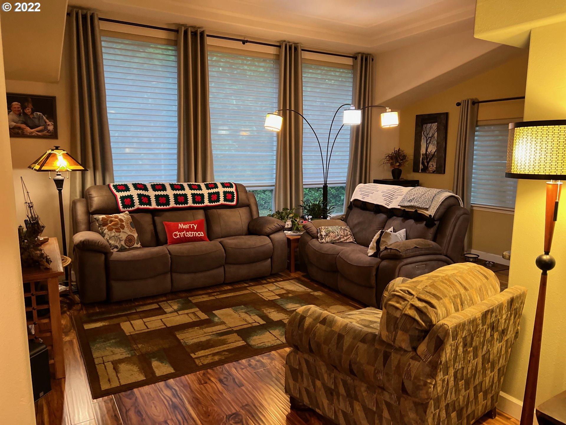 931 30th Way Florence, OR 97439 - Photo 3 of 23 a living room with furniture and a large mirror
