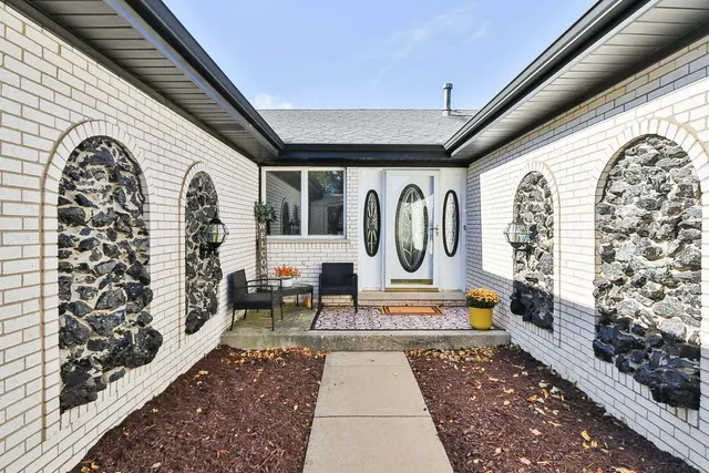 $570,000 | 1114 Beachcomber Drive, Schaumburg, IL 60193