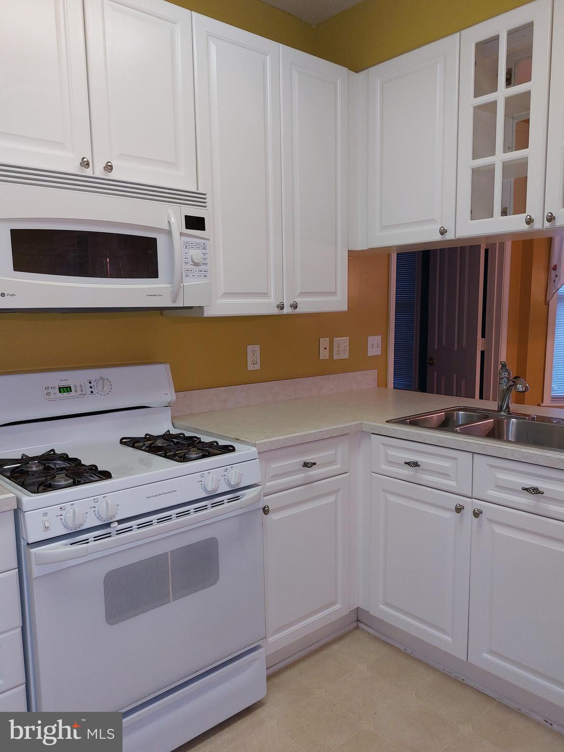 2500 Waterside Drive, Unit 306 Frederick, MD 21701 - Photo 9 of 23 Gas range