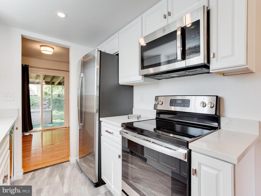 3022 Tarpon Road Riva, MD 21140 - Photo 2 of 35 NEW kitchen w/ Stainless Appliances