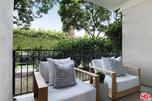 $1,300,000 | 458 North Oakhurst Drive, Unit 102, Beverly Hills, CA 90210