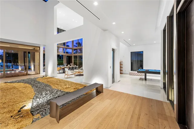 a room with lots of tables and chairs