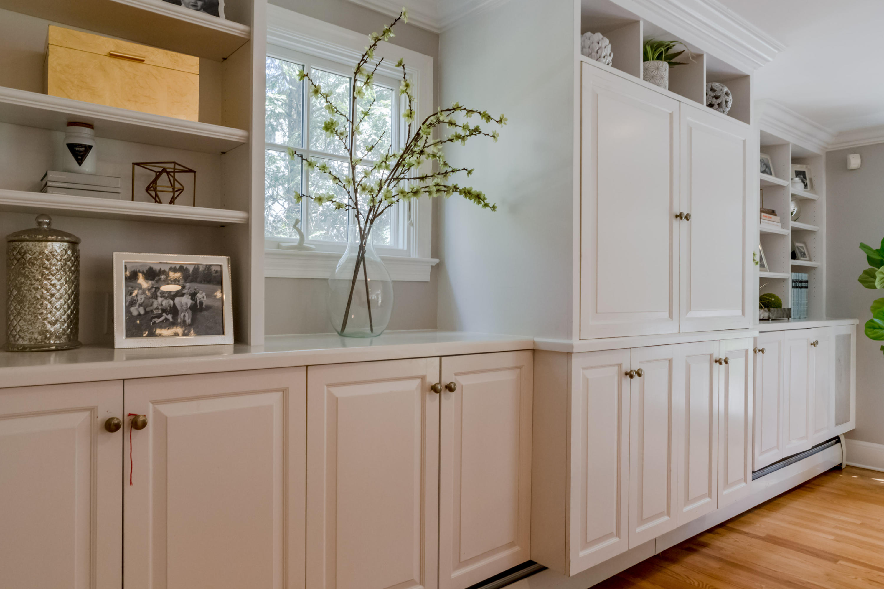 466 Mansfield Avenue Darien, CT 06820 - Photo 11 of 46 a vase of white flowers sitting on a shelf