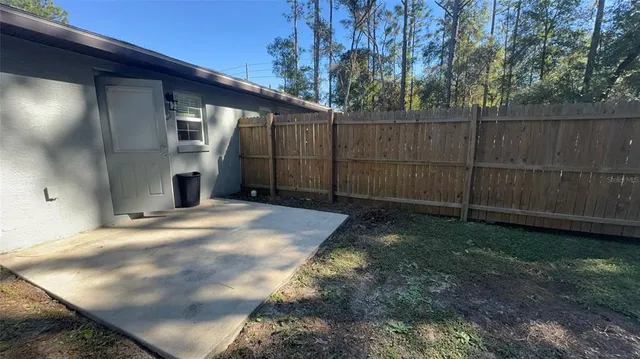 a view of a backyard