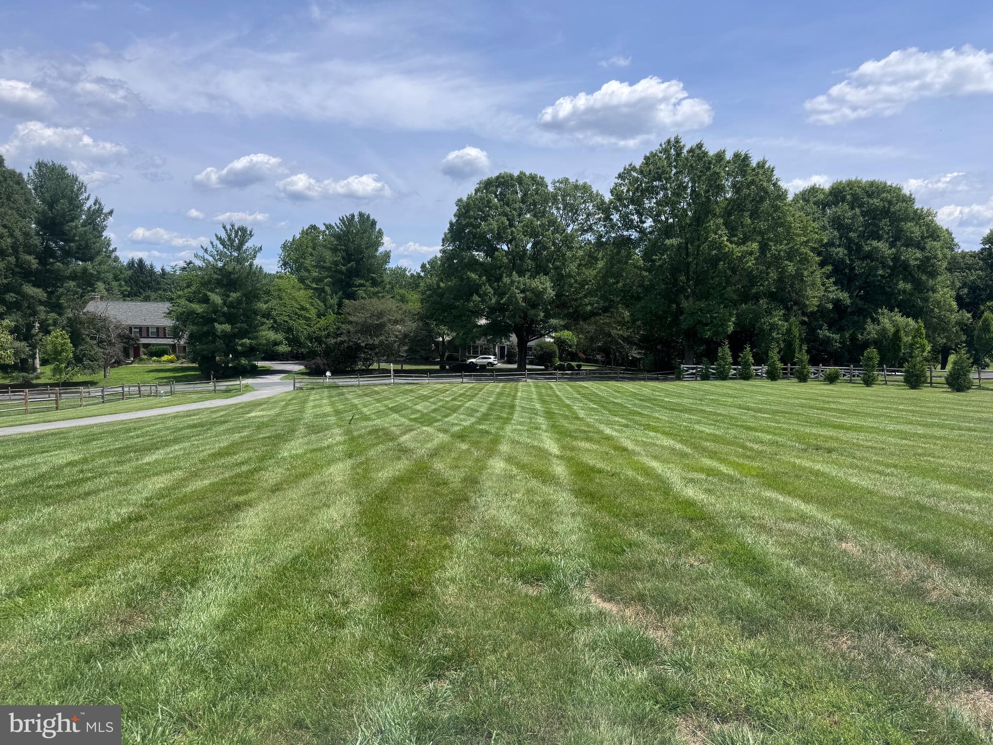 10812 Cripplegate Road Potomac, MD 20854 - Photo 4 of 7 Large front yard