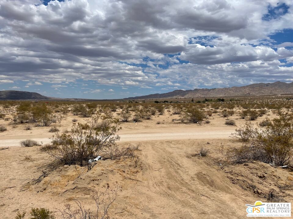 1 Sunever Road Joshua Tree, CA 92252 - Photo 3 of 14