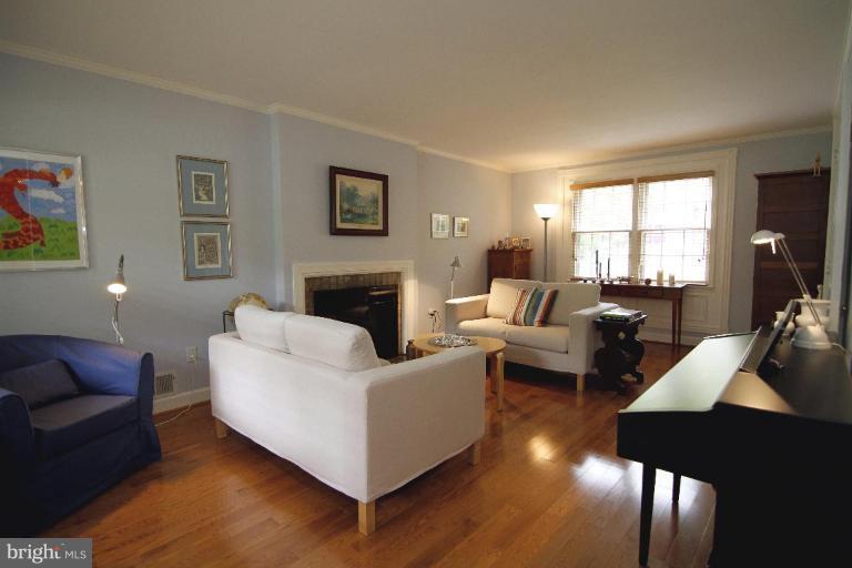 9212 Antelope Place Springfield, VA 22153 - Photo 4 of 24 Living Room