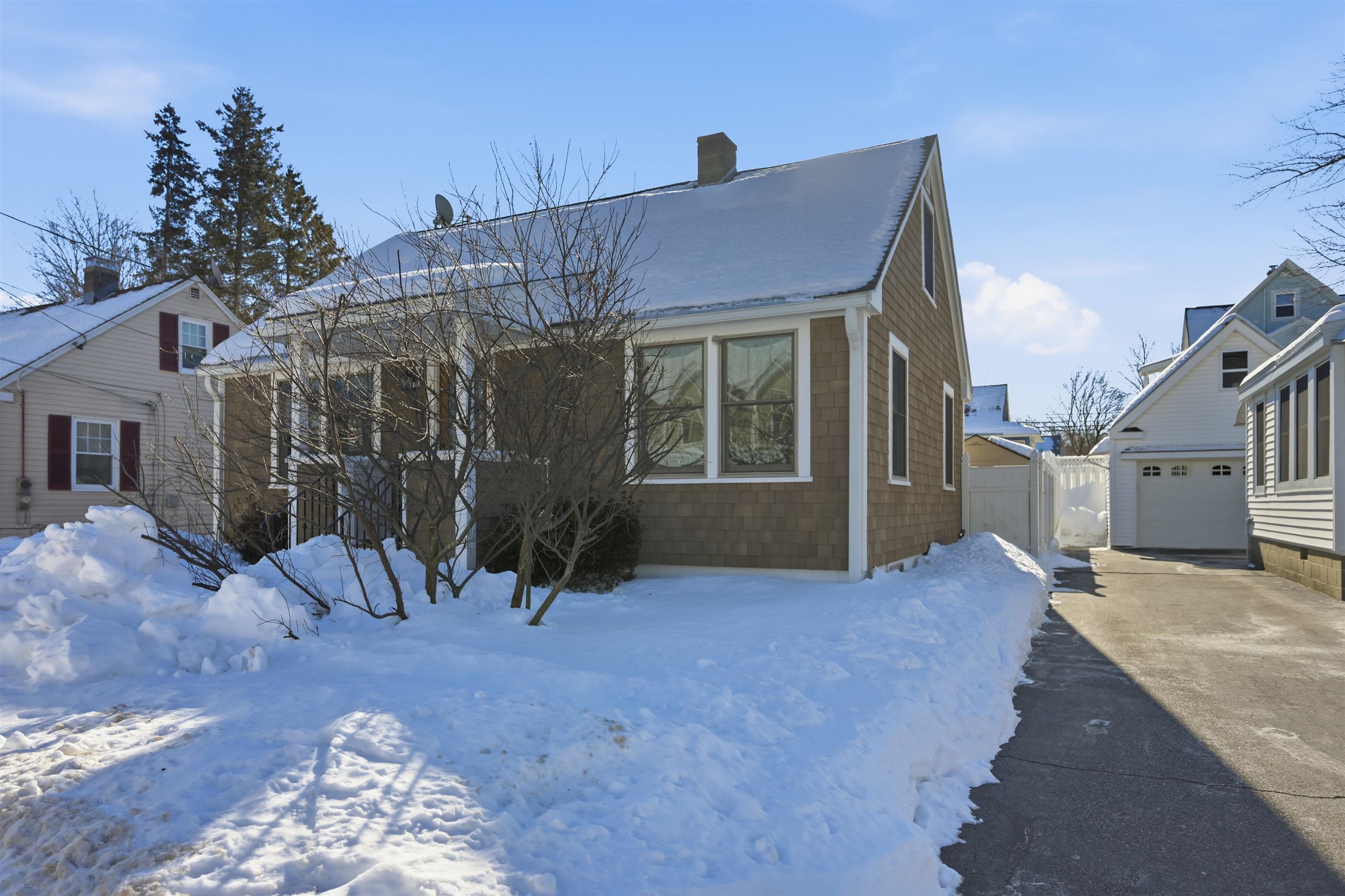 38 Armand Avenue Manchester, NH 03103 - Photo 4 of 35