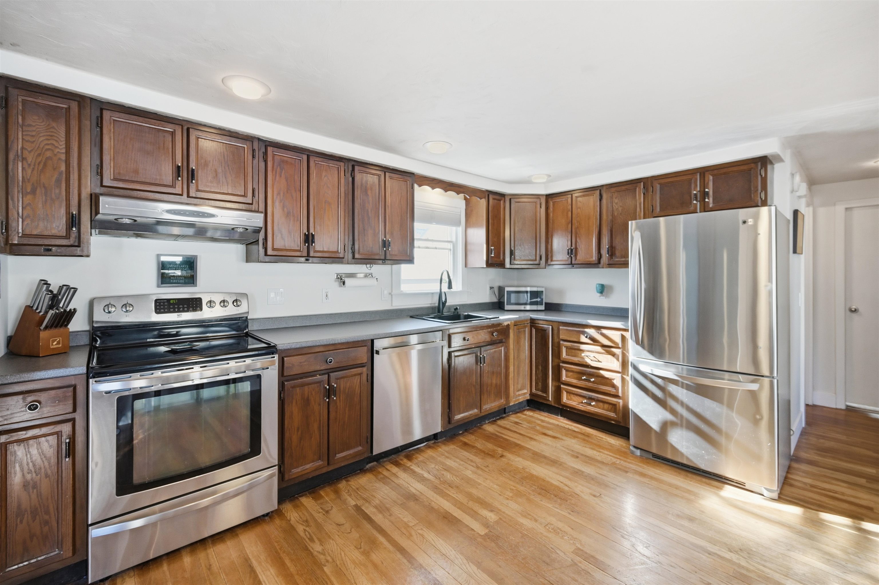 38 Armand Avenue Manchester, NH 03103 - Photo 7 of 35