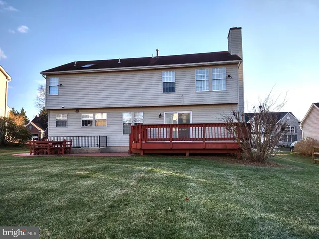 a view of front of a house with a yard