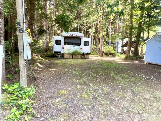 a view of a house with backyard