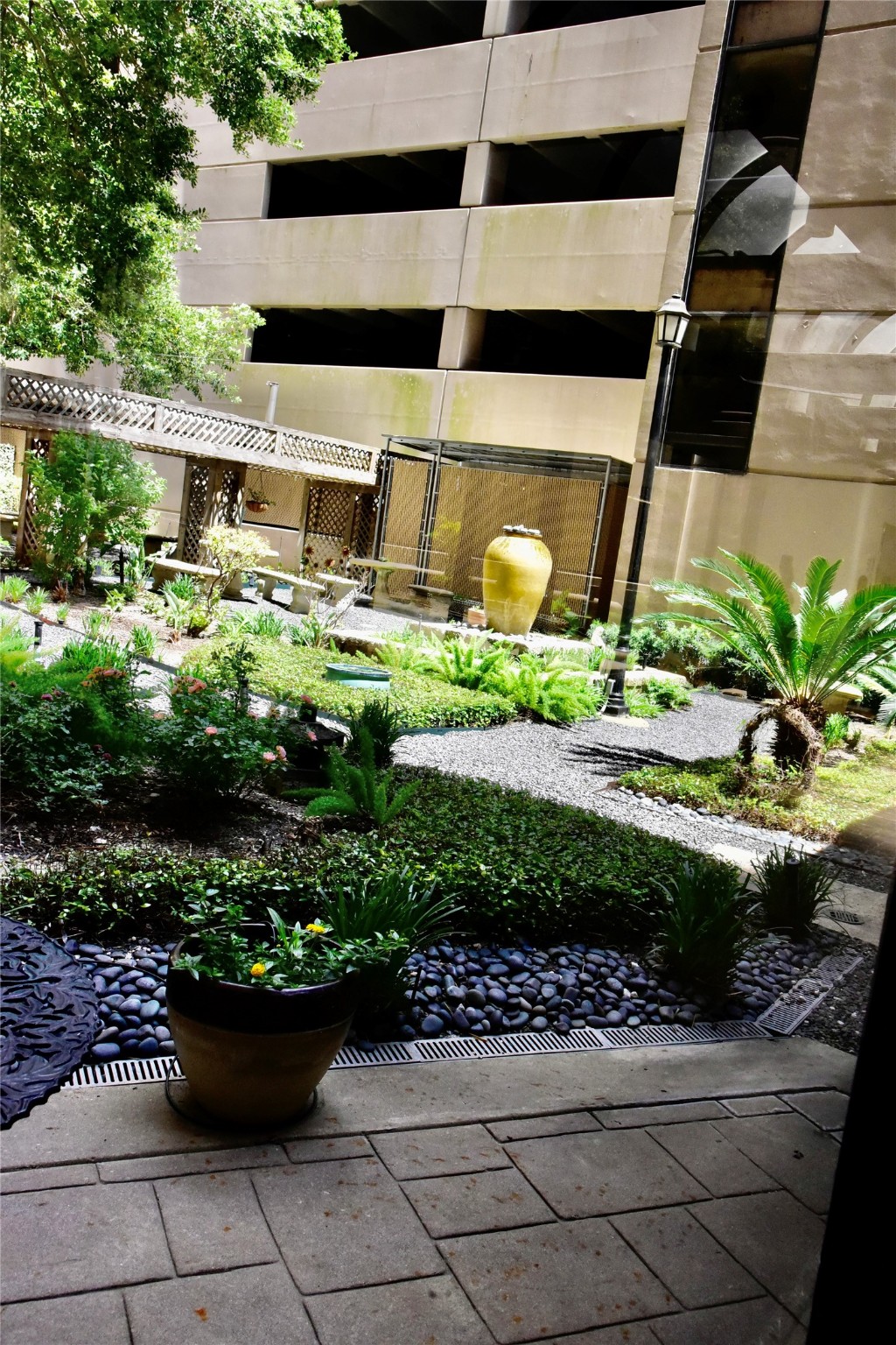 3525 Sage Road, Unit 1217 Houston, TX 77056 - Photo 22 of 27 a front view of a house with a garden