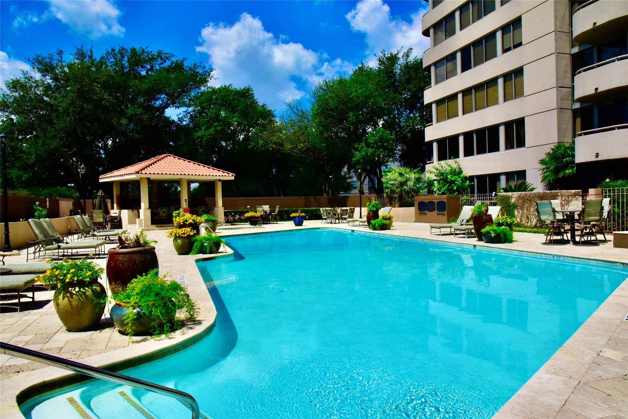 3525 Sage Road, Unit 1217 Houston, TX 77056 - Photo 25 of 27 a view of a patio with chairs and plants