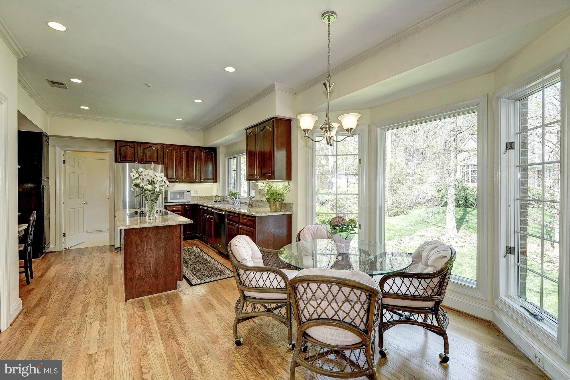 6246 Park Road McLean, VA 22101 - Photo 11 of 29 Kitchen with Breakfast Room