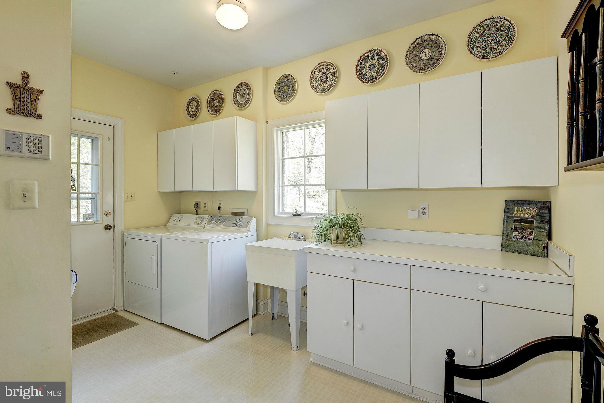 6246 Park Road McLean, VA 22101 - Photo 14 of 29 Laundry / Mud Room