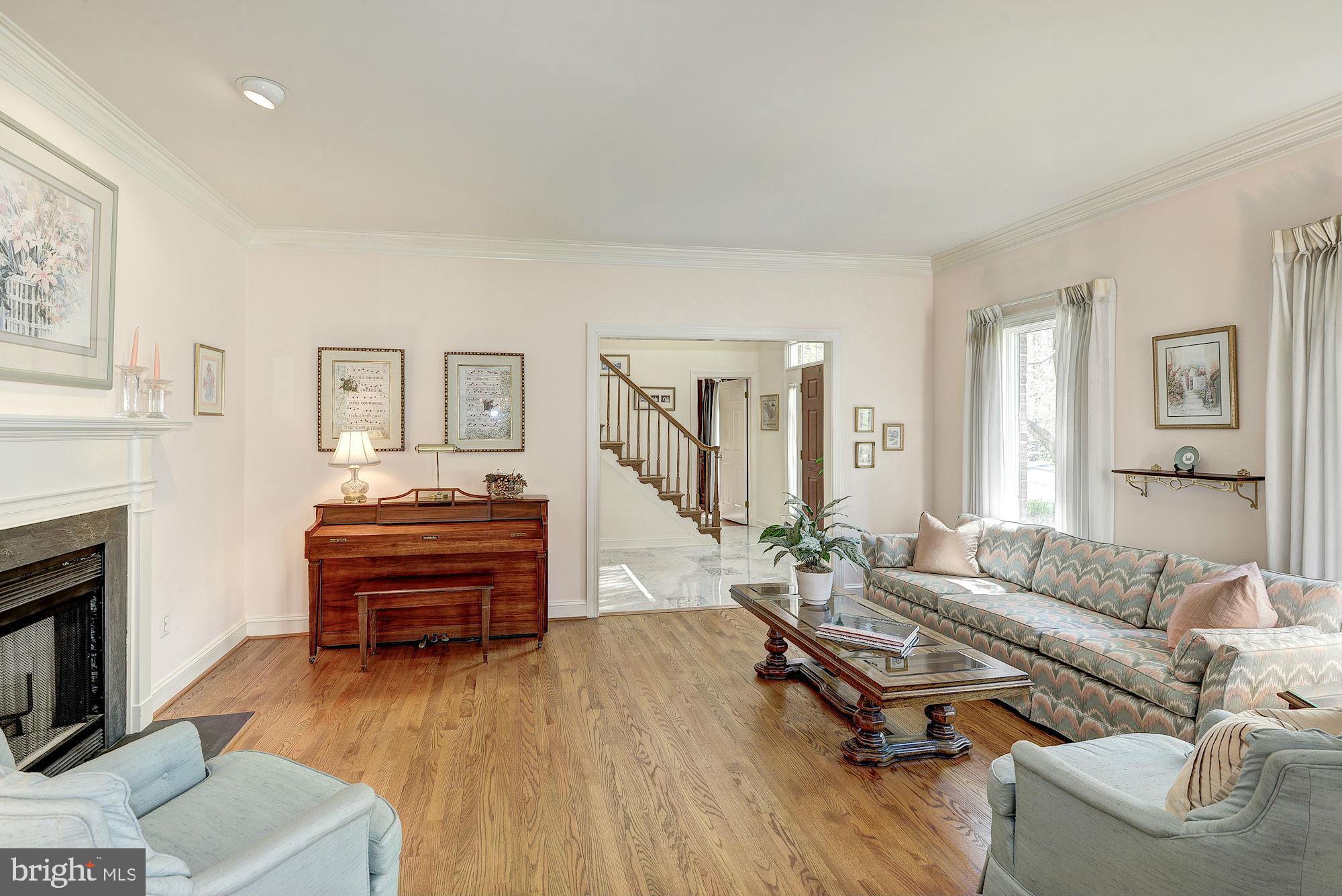 6246 Park Road McLean, VA 22101 - Photo 6 of 29 Living Room