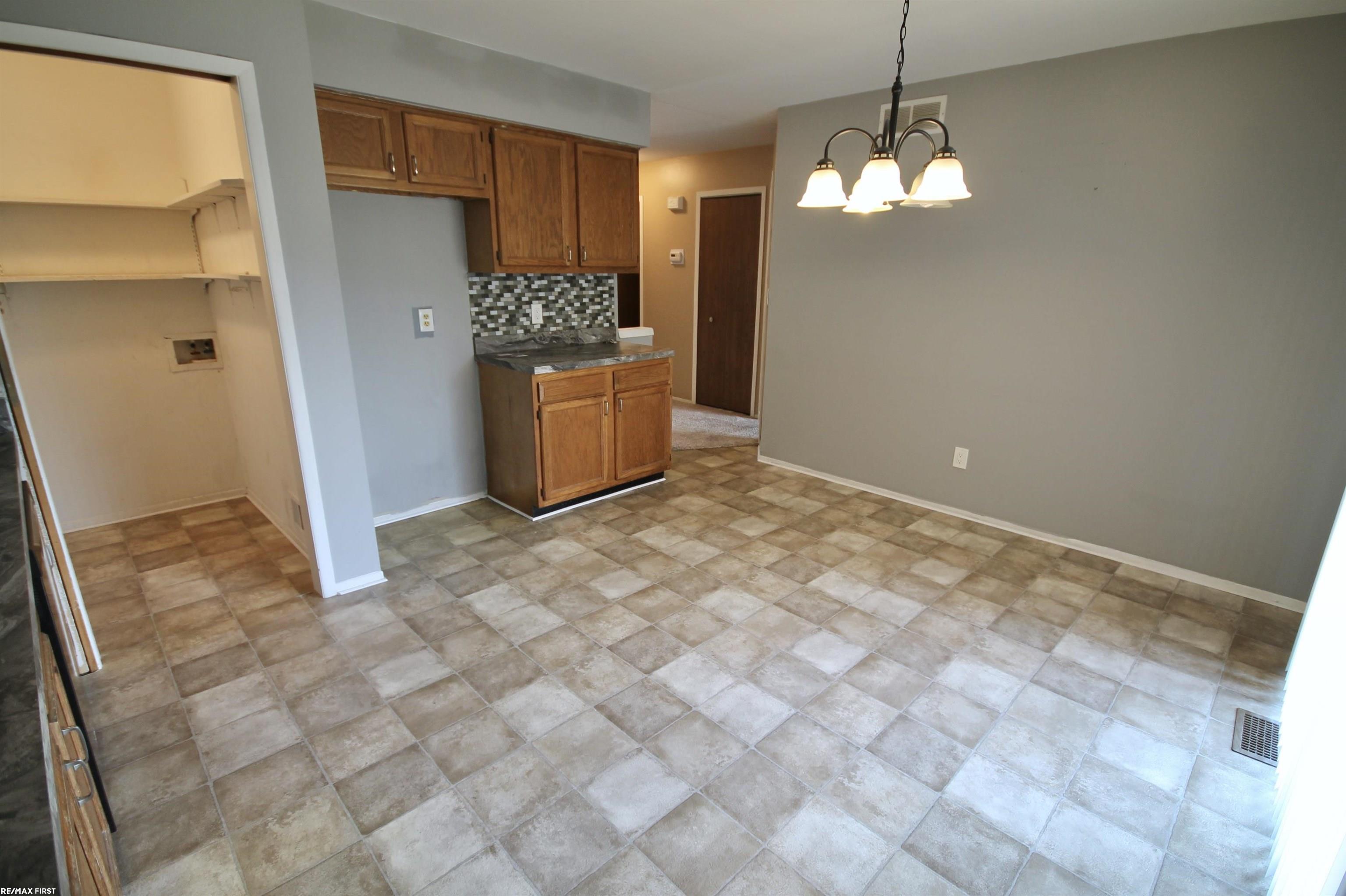 342 Fairgrove Street Romeo, MI 48065 - Photo 7 of 28 50201024-7df10178-2cd8-4cdb-a0ea-c2d150716ac7.JPG
