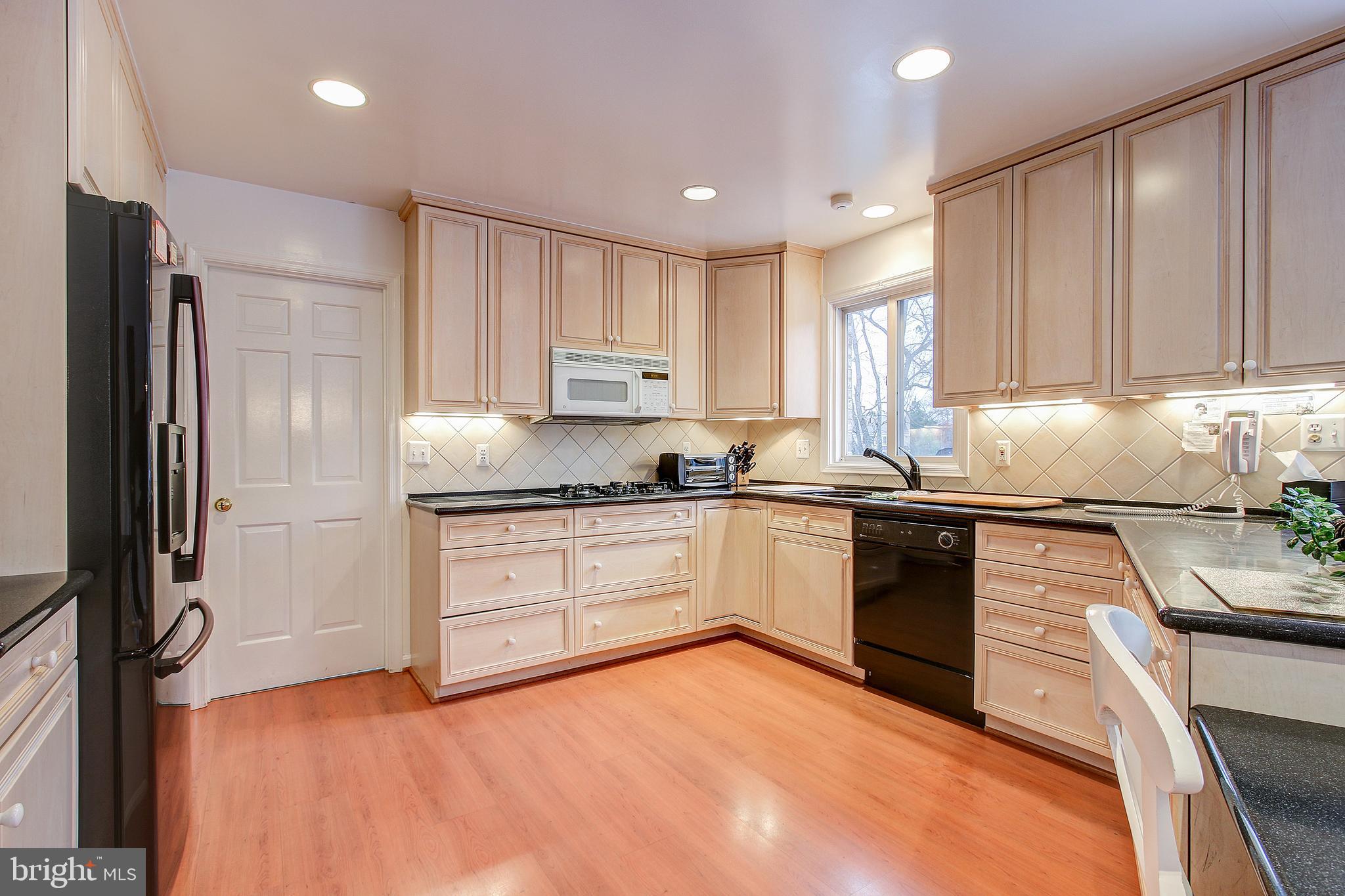 9605 Persimmon Tree Road Potomac, MD 20854 - Photo 13 of 32 Gallery Image 13