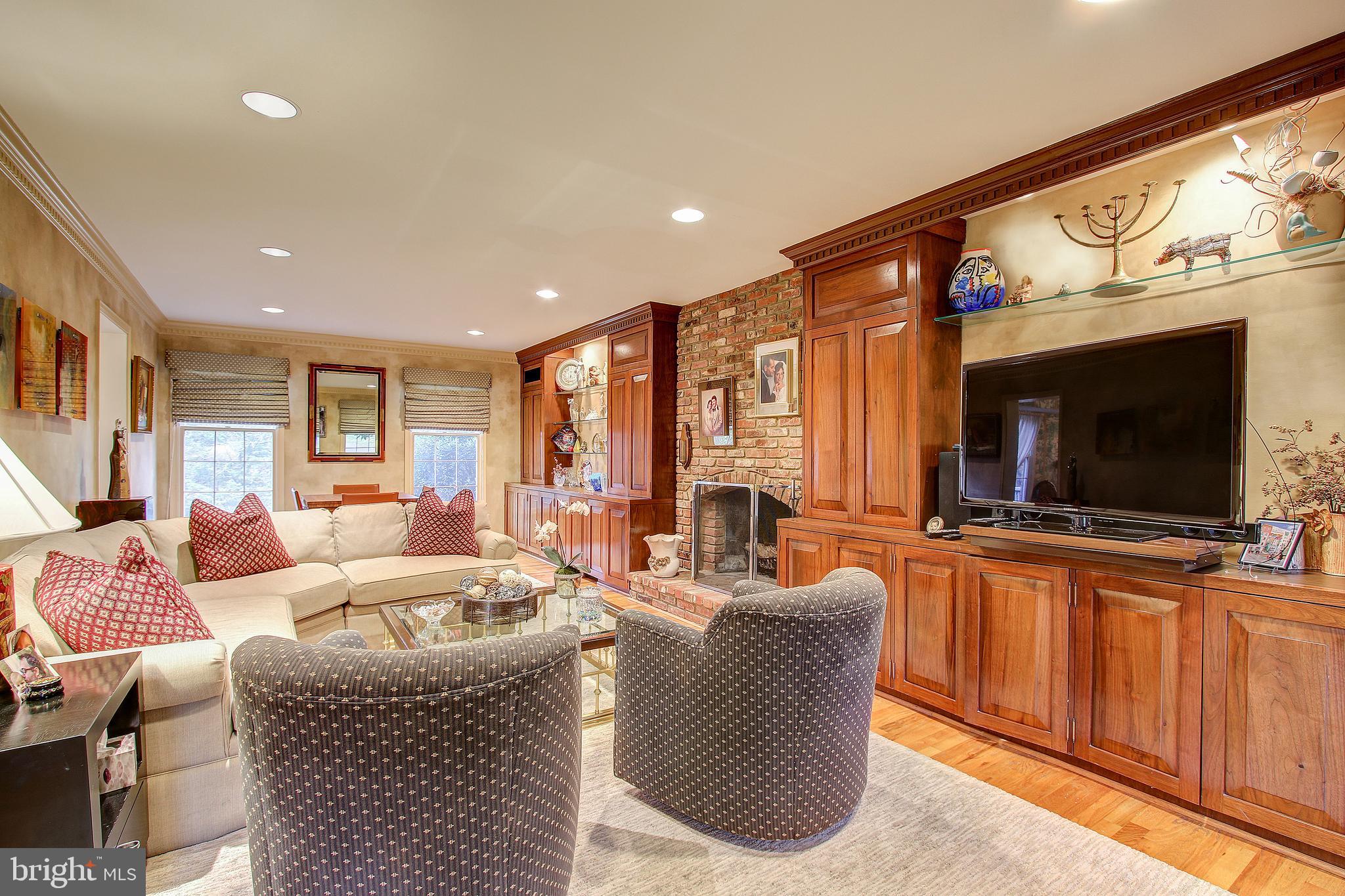 9605 Persimmon Tree Road Potomac, MD 20854 - Photo 4 of 32 Gallery Image 4