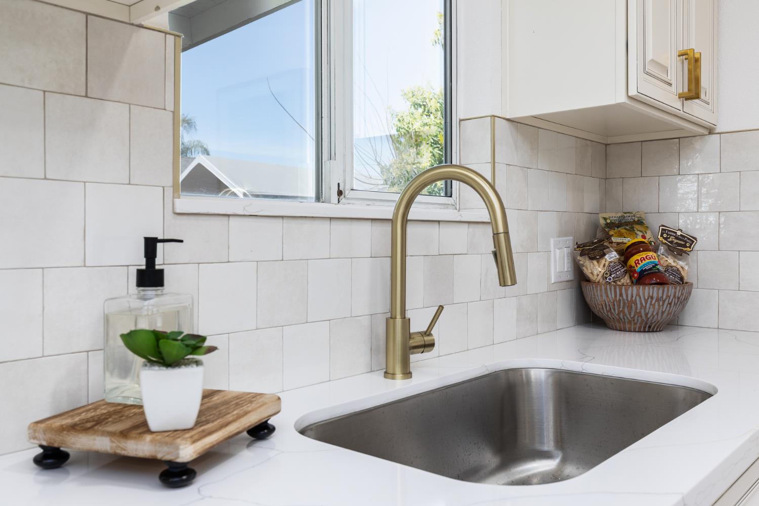1185 East Evening Glow Circle Reedley, CA 93654 - Photo 15 of 42 a kitchen with a sink and a mirror