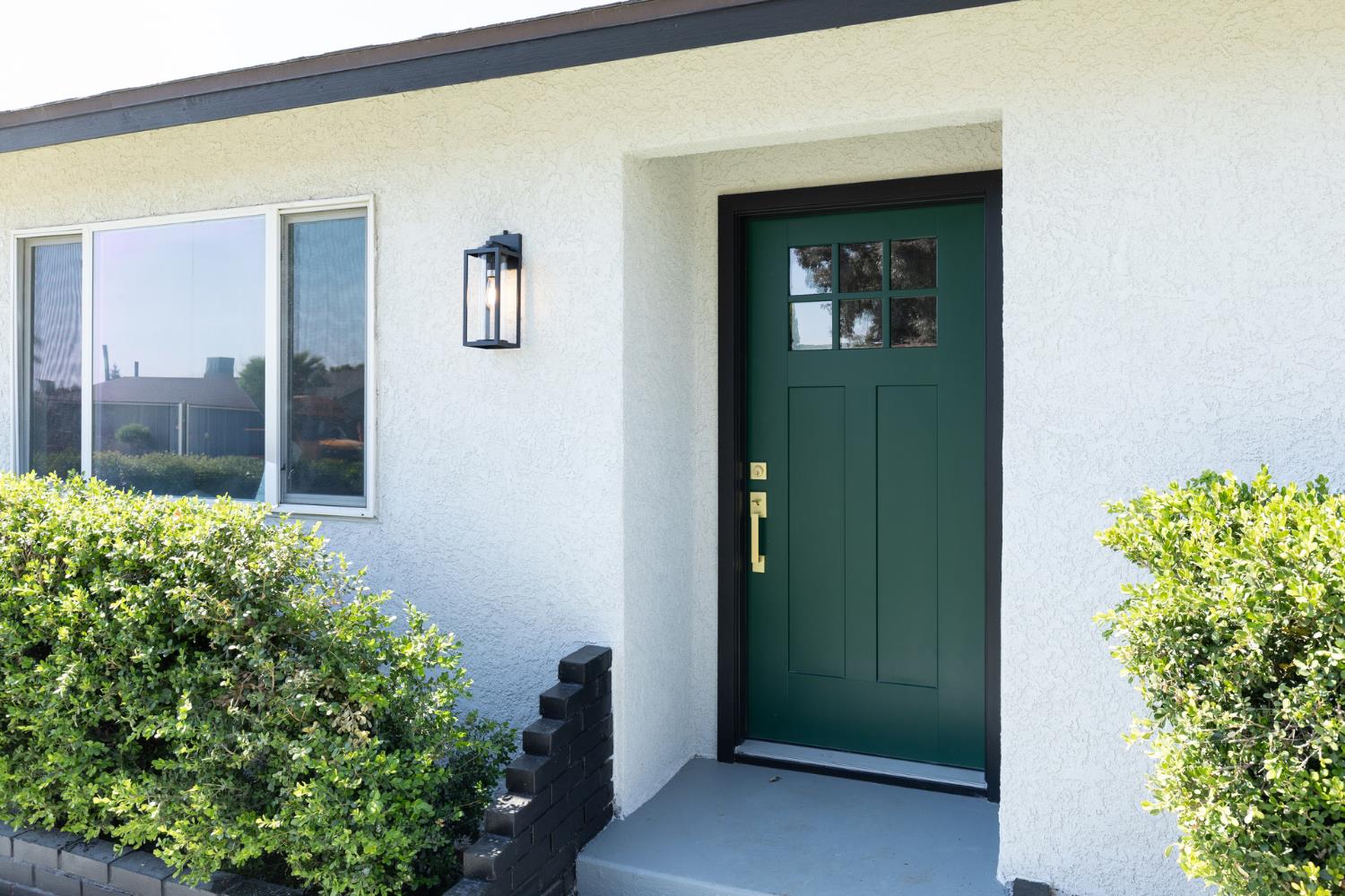 1185 East Evening Glow Circle Reedley, CA 93654 - Photo 5 of 42 a front view of a house with a yard