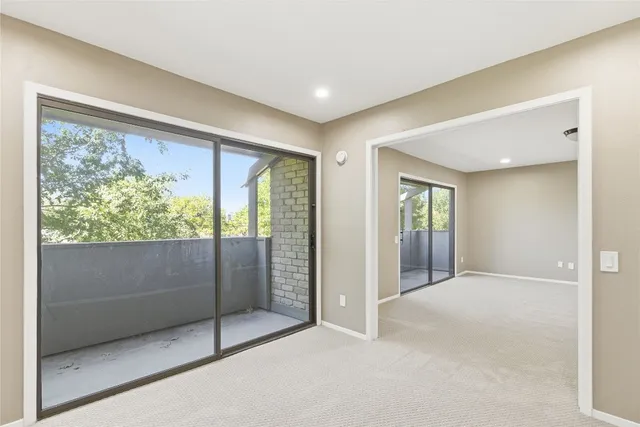 a view of entryway with window