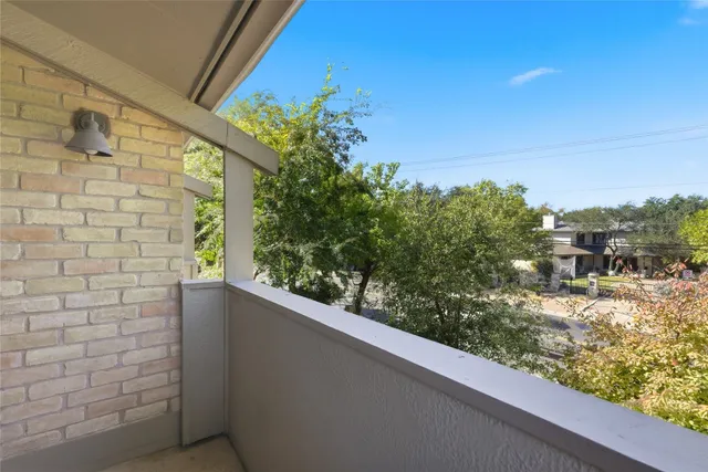 a view of a bunch of trees and buildings
