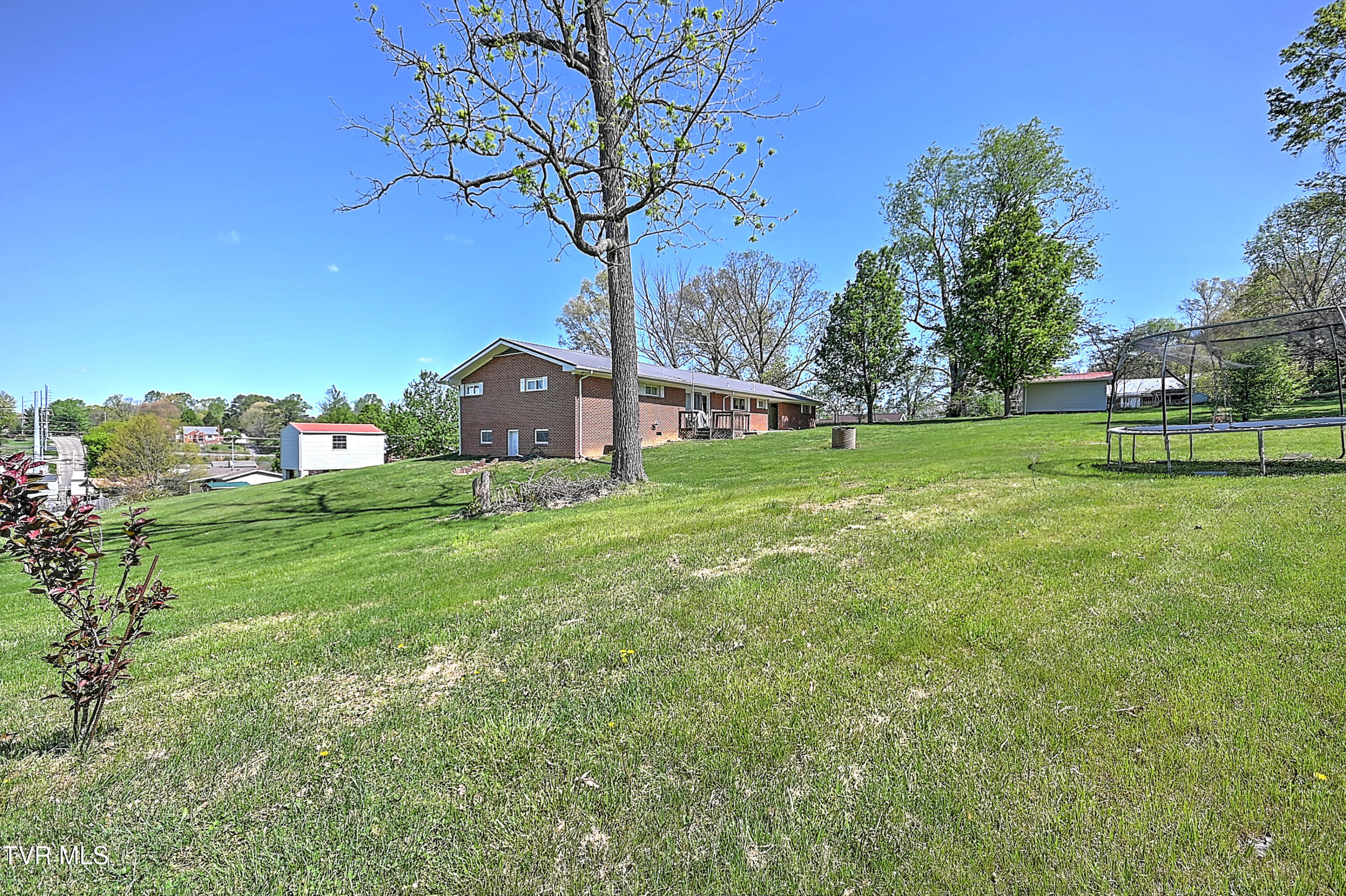 110 Johnson Street Greeneville, TN 37745 - Photo 4 of 24 110 Johnson St GL-33 side of house