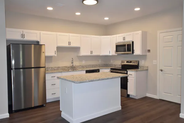 $2,500 | 217 Rockingham Road, Unit 203, Londonderry, NH 03053